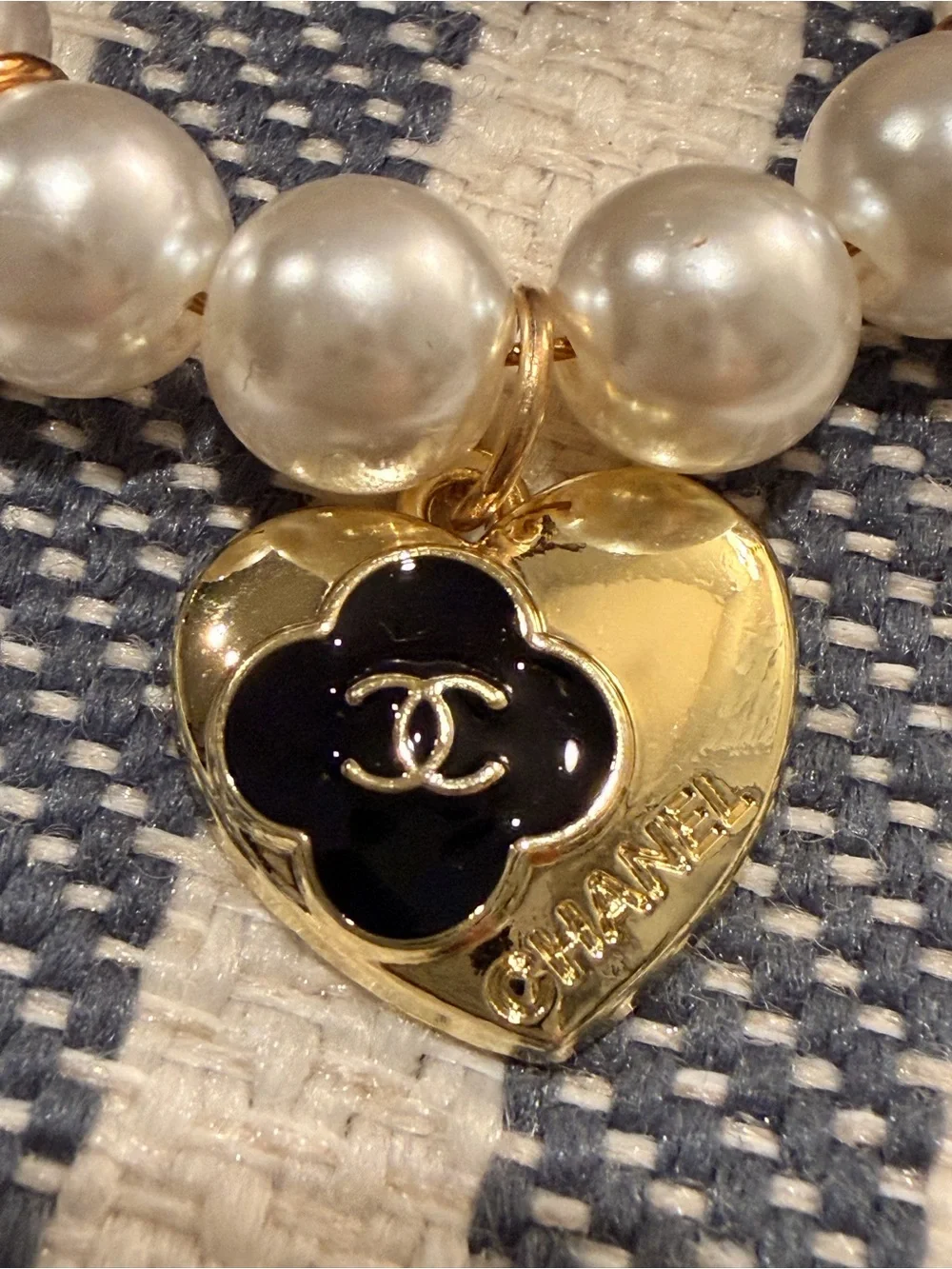 CHANEL Beaute VIP/ GWP Gold Camellia Pearl and Ribbon Keyring Charm 🖤💛🖤💛